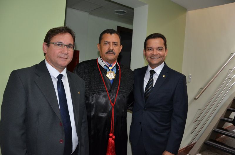 PaisagemDefensor-geral é homenageado com medalha de Mérito Judiciário